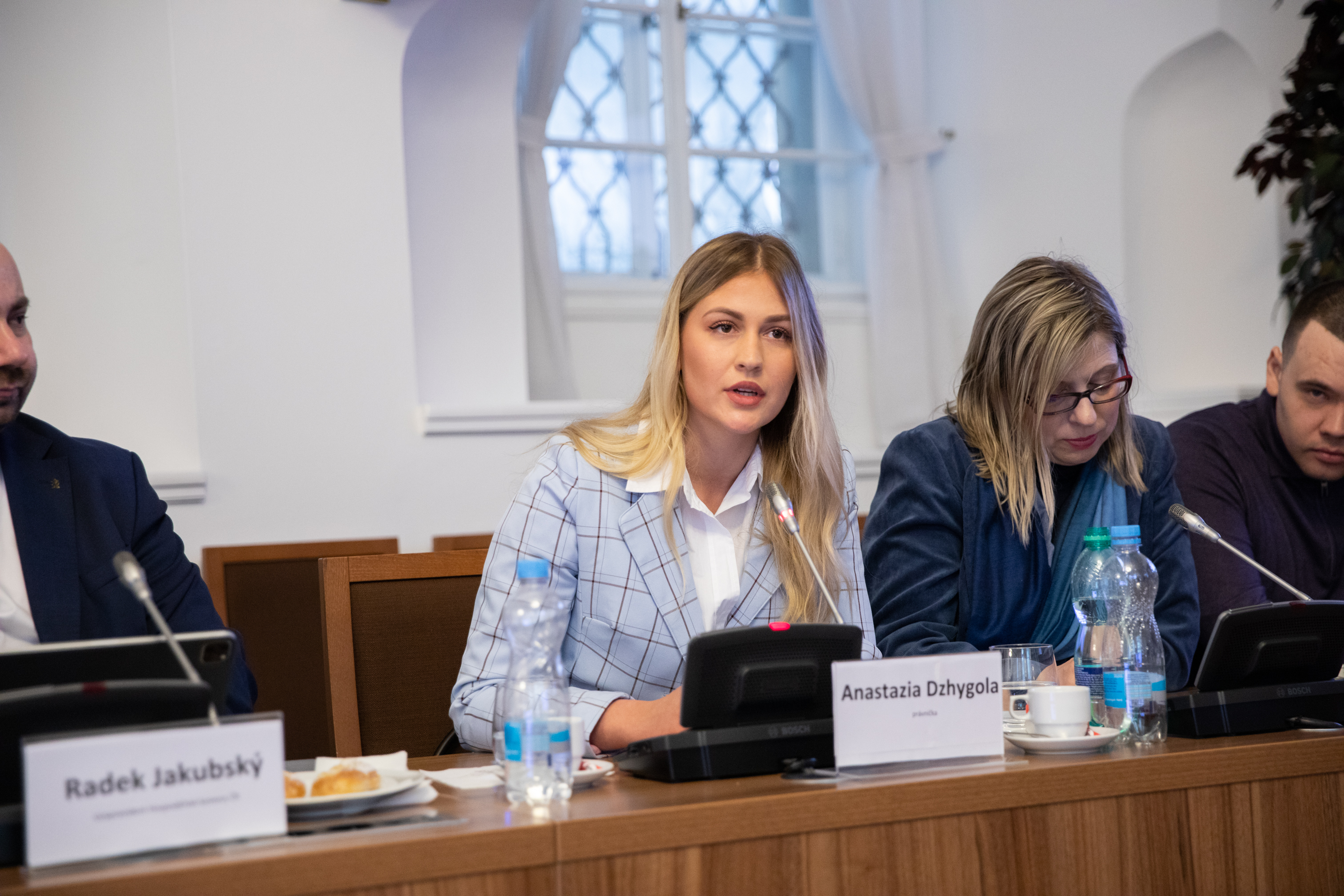 Experti z Arrows byli přizváni na ostře sledovanou debatu na půdě Poslanecké sněmovny k tématu Lex Ukrajina