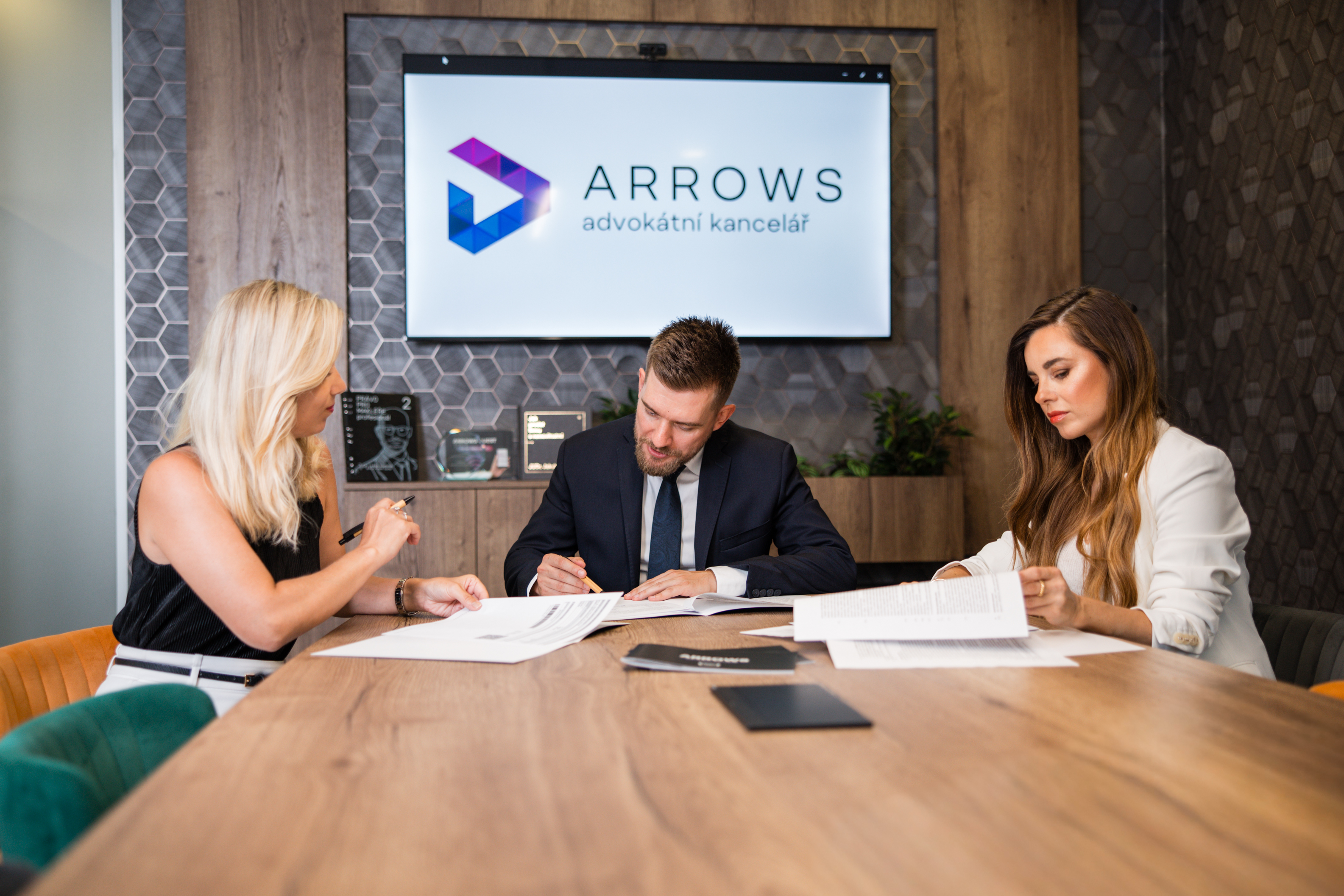 Právníci ARROWS diskutují o stanovení předpokládané hodnoty veřejné zakázky.