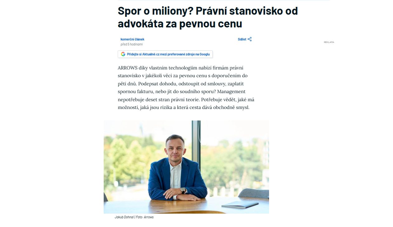 Advokát ARROWS poskytující právní stanovisko za pevnou cenu v kanceláři.