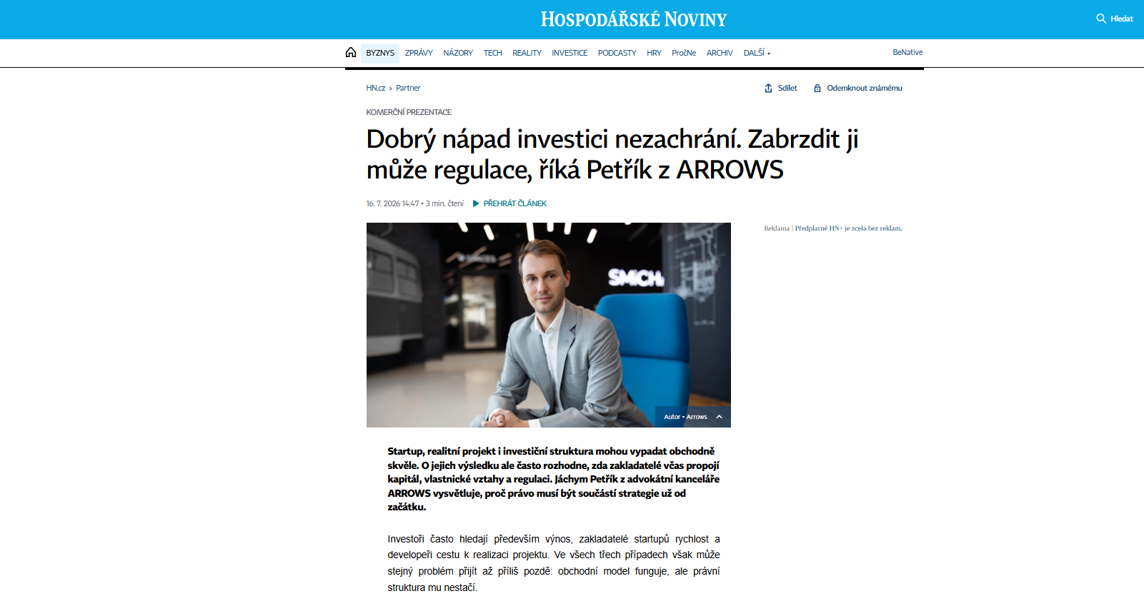 Na obrázku vidíte advokáta z ARROWS diskutujícího o vlivu regulací na investice.