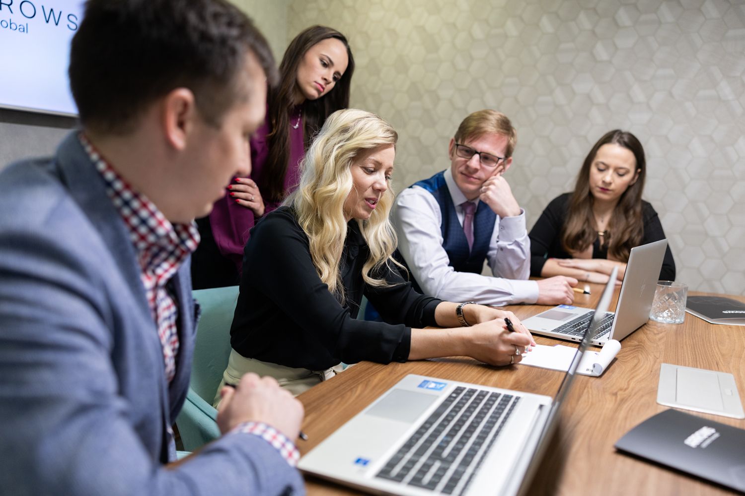 The photo shows experts during a consultation on dissolving co-ownership of an apartment building.